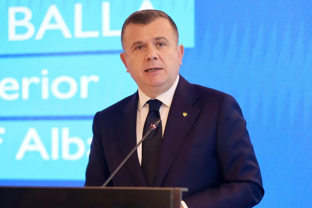 Ministri Balla paralajmëron : Së shpejti aksion për armët pa leje