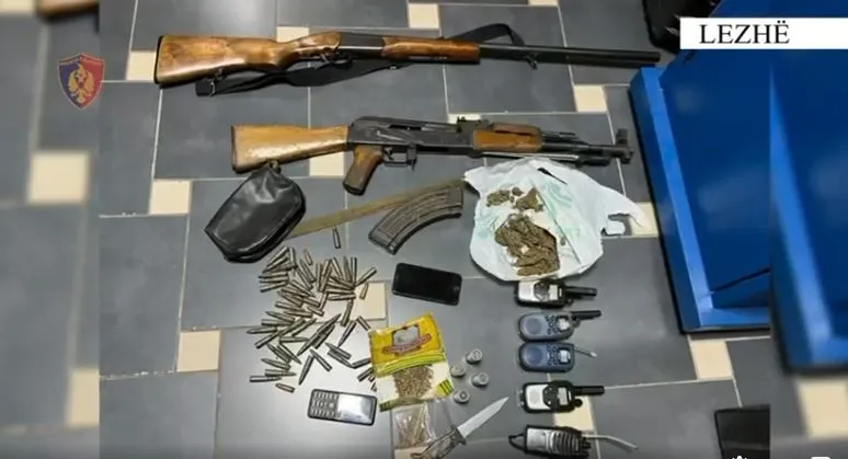 Lezhë/ Armë zjarri, drogë dhe 5 radio marrëse, policia arreston  62-vjeçarin