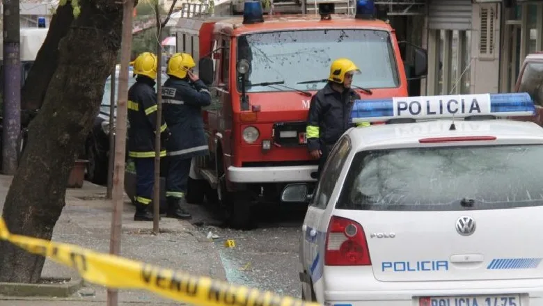 Korçë/  Ndezi cigaren në pikë karburanti, merr flakë makina