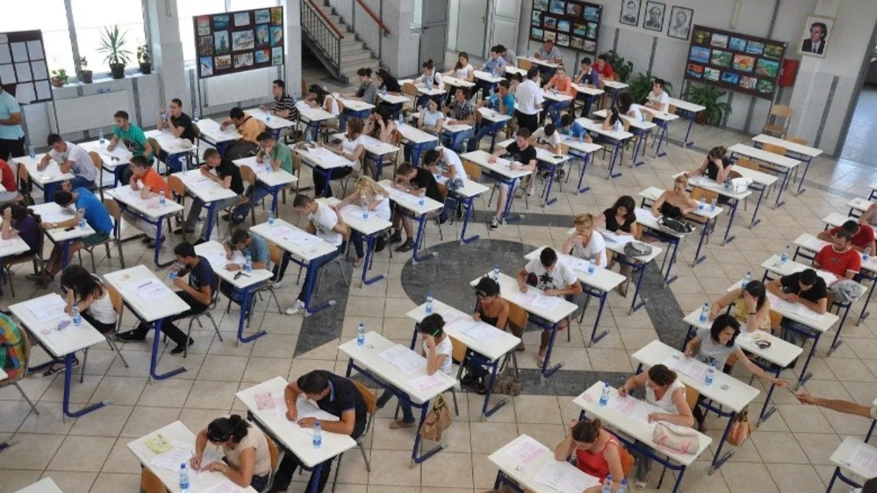 Matura/ Del teza 30 minuta pasi maturantët kanë filluar testimin