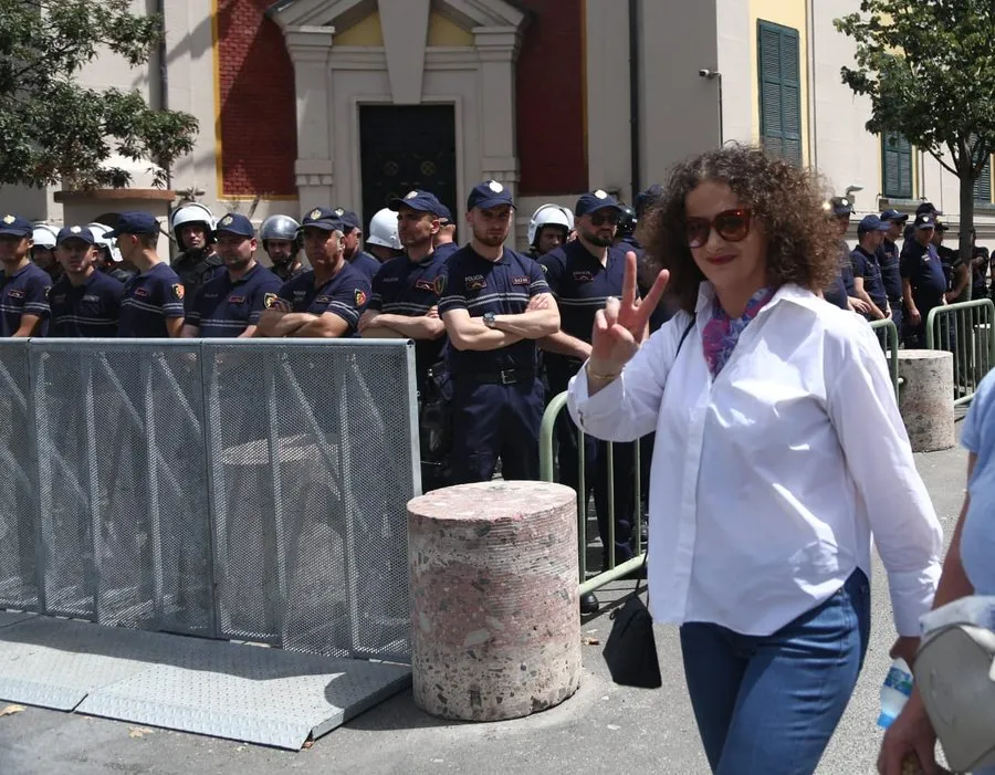 Protesta para Bashkisë Tiranë, Argita Malltezi i prin turmës