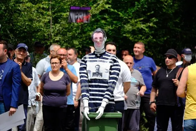 Proresta para bashkisë/ Veliaj “paketohet” në koshin e plehrave