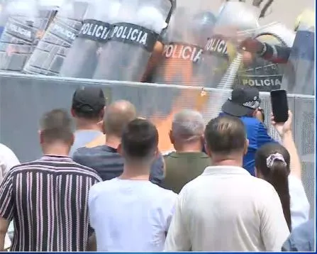 Protesta e opozitës, iu vihet flaka disa gomave, policia përgjigjet me spraj lotësjellës
