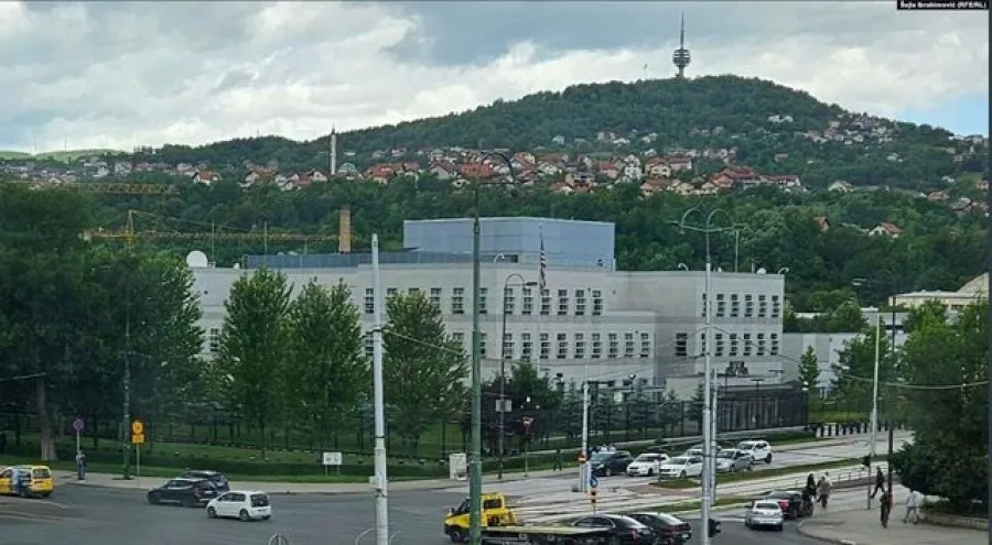 Ambasada amerikane në Sarajevë i përgjigjet Vuçiçit: Prona është e shtetit
