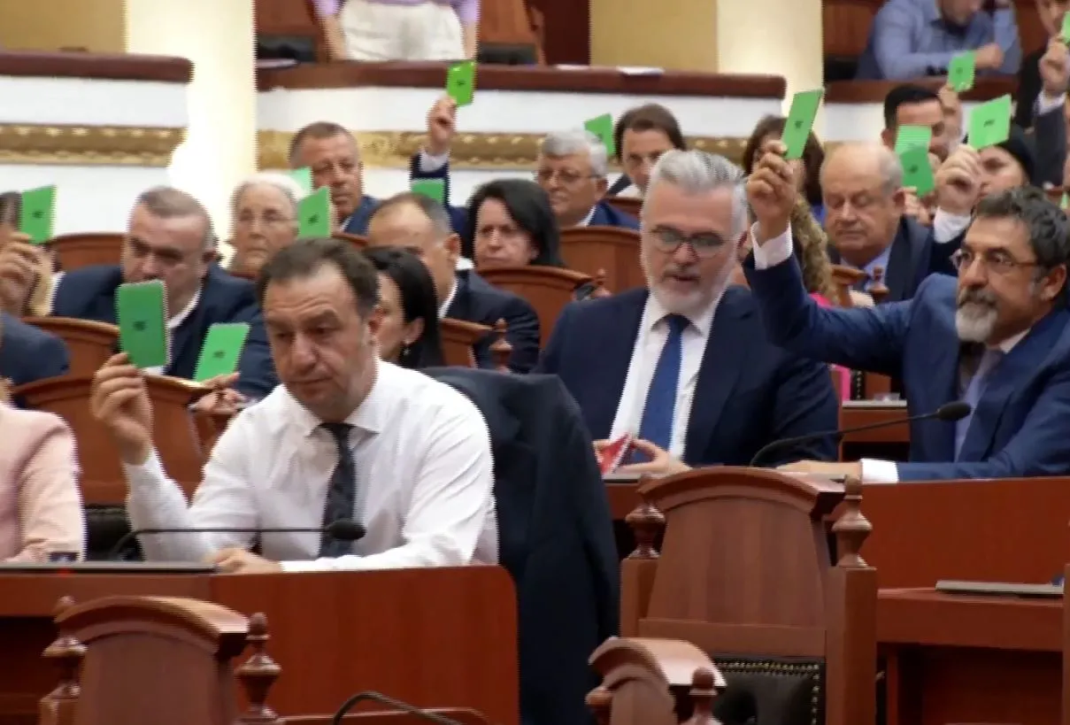 Shtyhet sërish votimi në Kuvend i projektligjit për pagat e gjyqtarëve të “Kushtetueses”