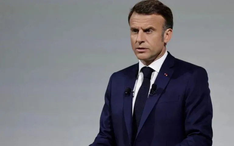 Macron i bën thirrje qytetarëve franceze: Të bashkohemi dhe t’i themi “jo” ekstremeve