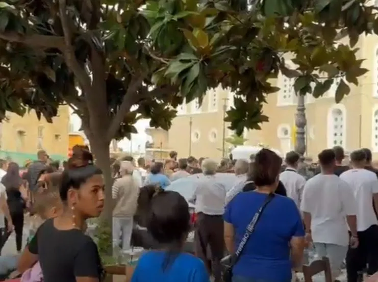 Video/ E veshur si nuse, përcillet për në banesën e fundit 11-vjeçarja që u vra nga daja