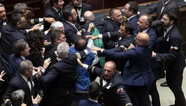 Plas grushti  në Parlamentin italian, deputetët grushtohen pas diskutimit në sallë