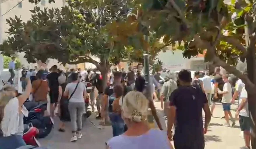 Greqi/ I vihet zjarri banesës së autorit që vrau mbesën, familjarët e tij ikin nga fshati nga frika e hakmarrjes