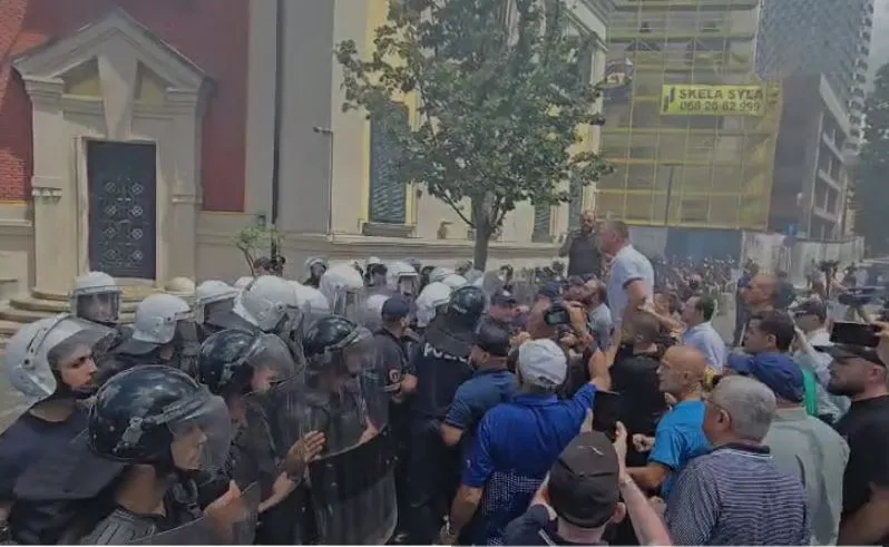 Deputetët e opozitës përplasen me policinë, forcat e rendit i largojnë me spraj lotsjellës