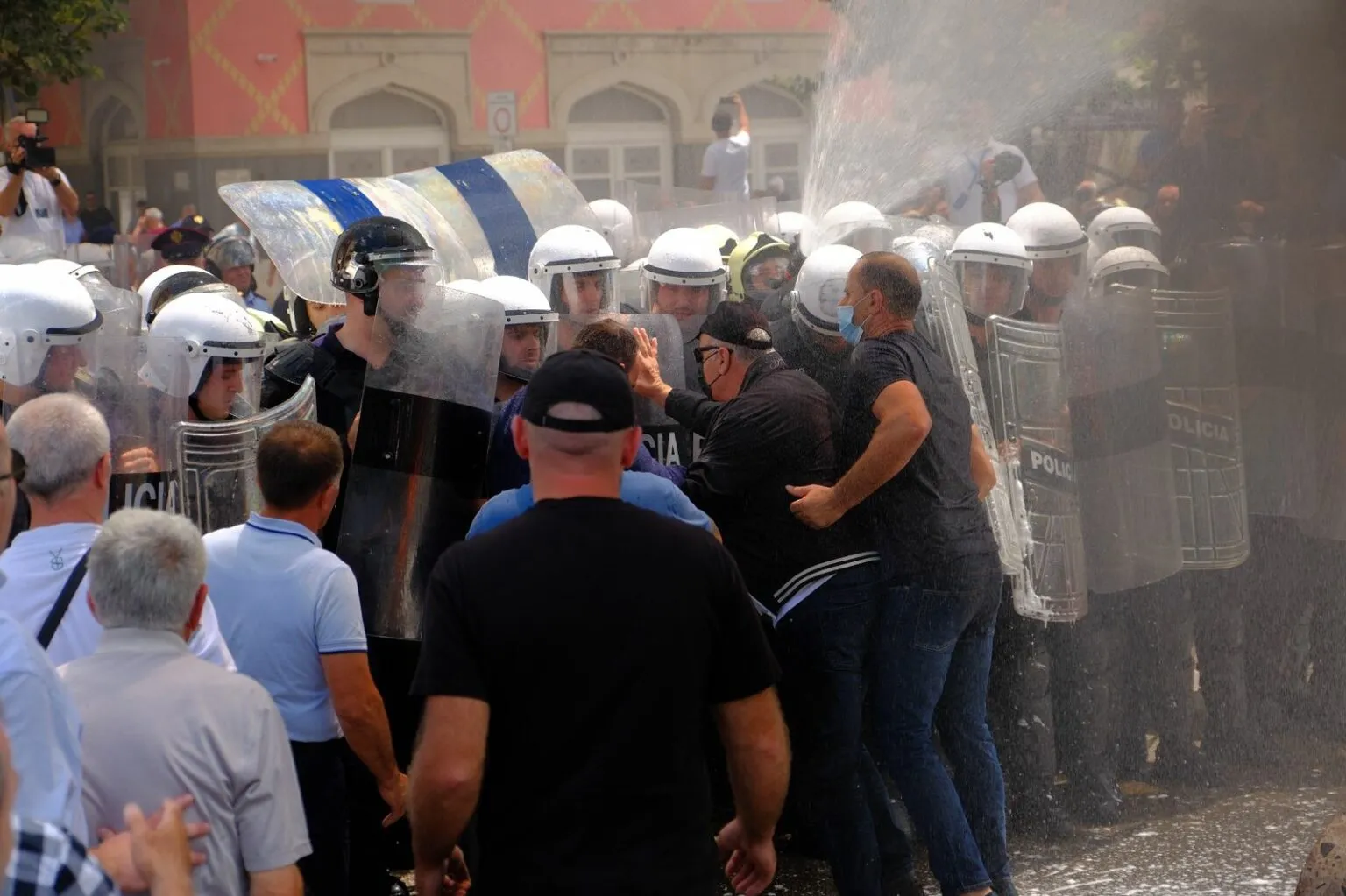 Belind Këlliçi në protestën para Bashkisë: Nëse mendoni se do të ndalemi e keni gabim