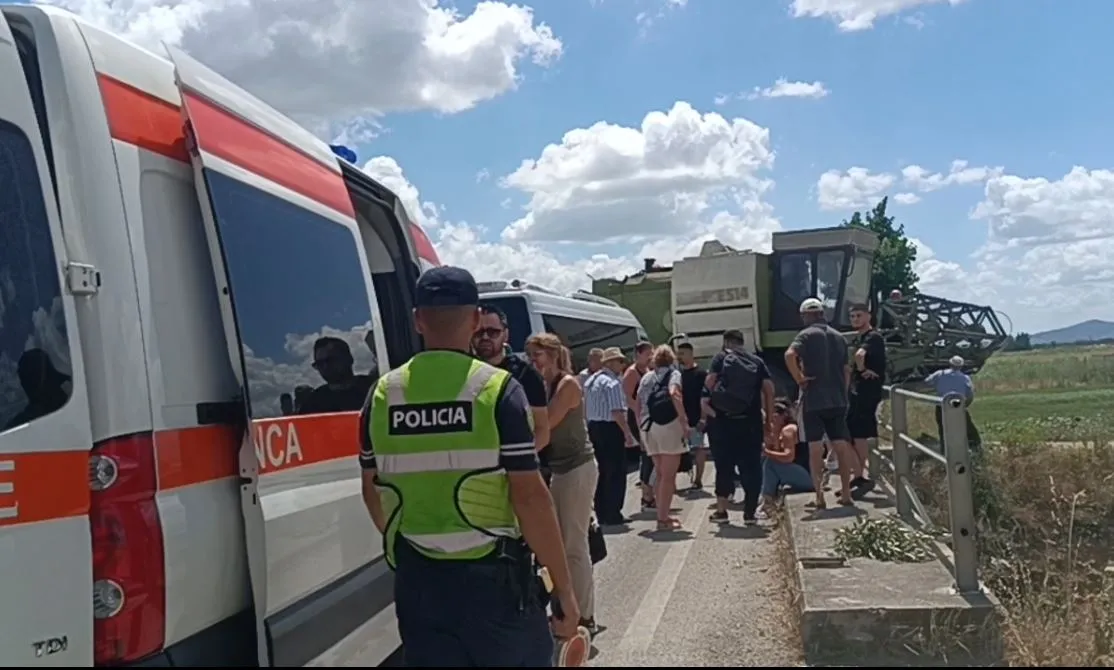 Furgoni me turistë përplaset me autokombajnën, 7 francezë përfundojnë në spital