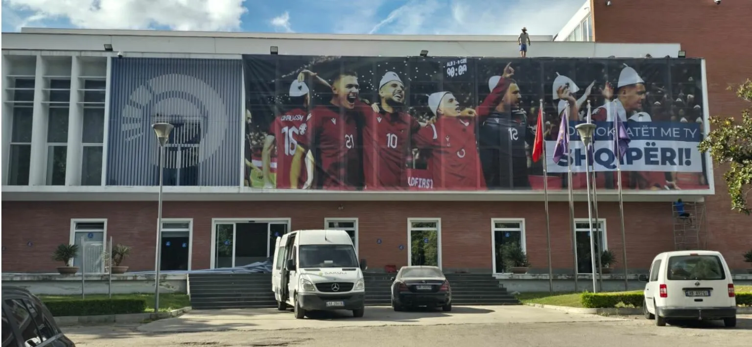 FOTO/ Ndryshon ballina në selinë e PD, banderolë me lojtarët e Kombëtares
