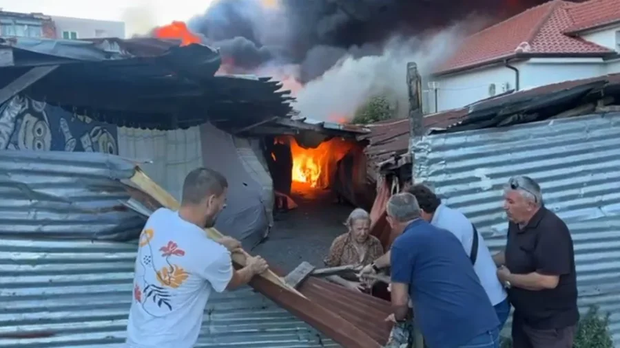Shkodër/ Zjarr i madh në tregun e rrobave të përdorura