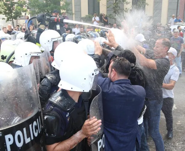 Protestuan para bashkisë, arrestohet një qytetar, 6 të tjerë nën hetim