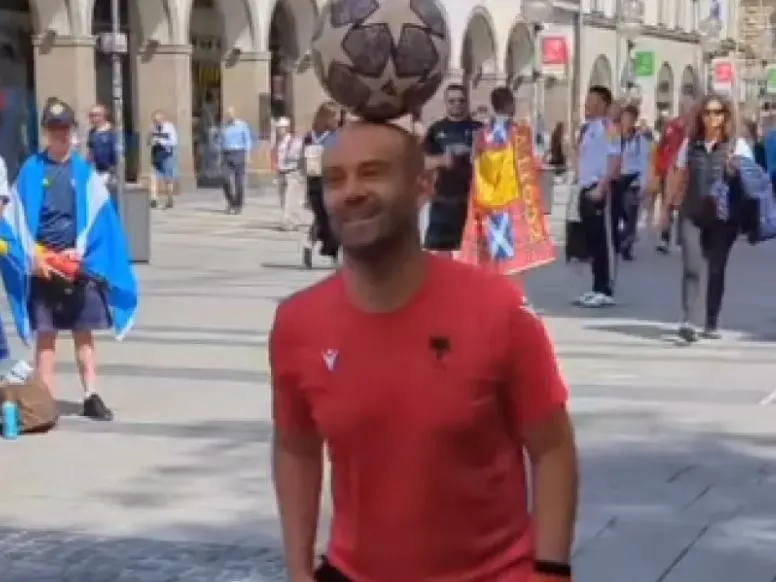 Zhongleri shqiptar dhuron show në rrugët e Mynihut (VIDEO)