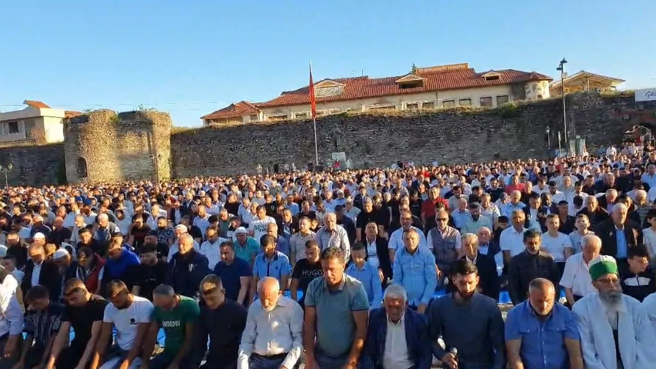Kurban Bajrami/ Besimtarët falin Namazin në sheshet kryesore të qyteteve
