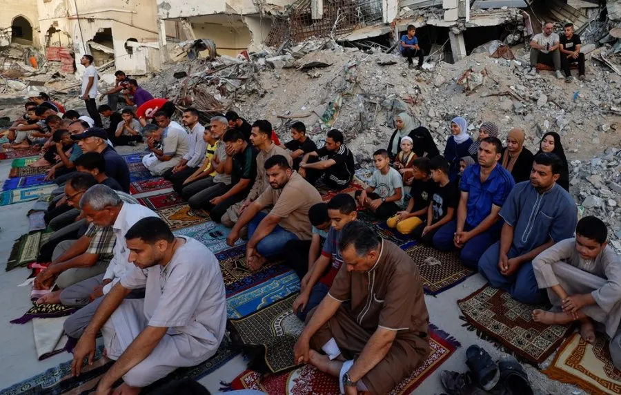 FOTO-LAJM/ Palestinezët falin Bajramin në rrënojat e xhamisë së shkatërruar në Khan Younis
