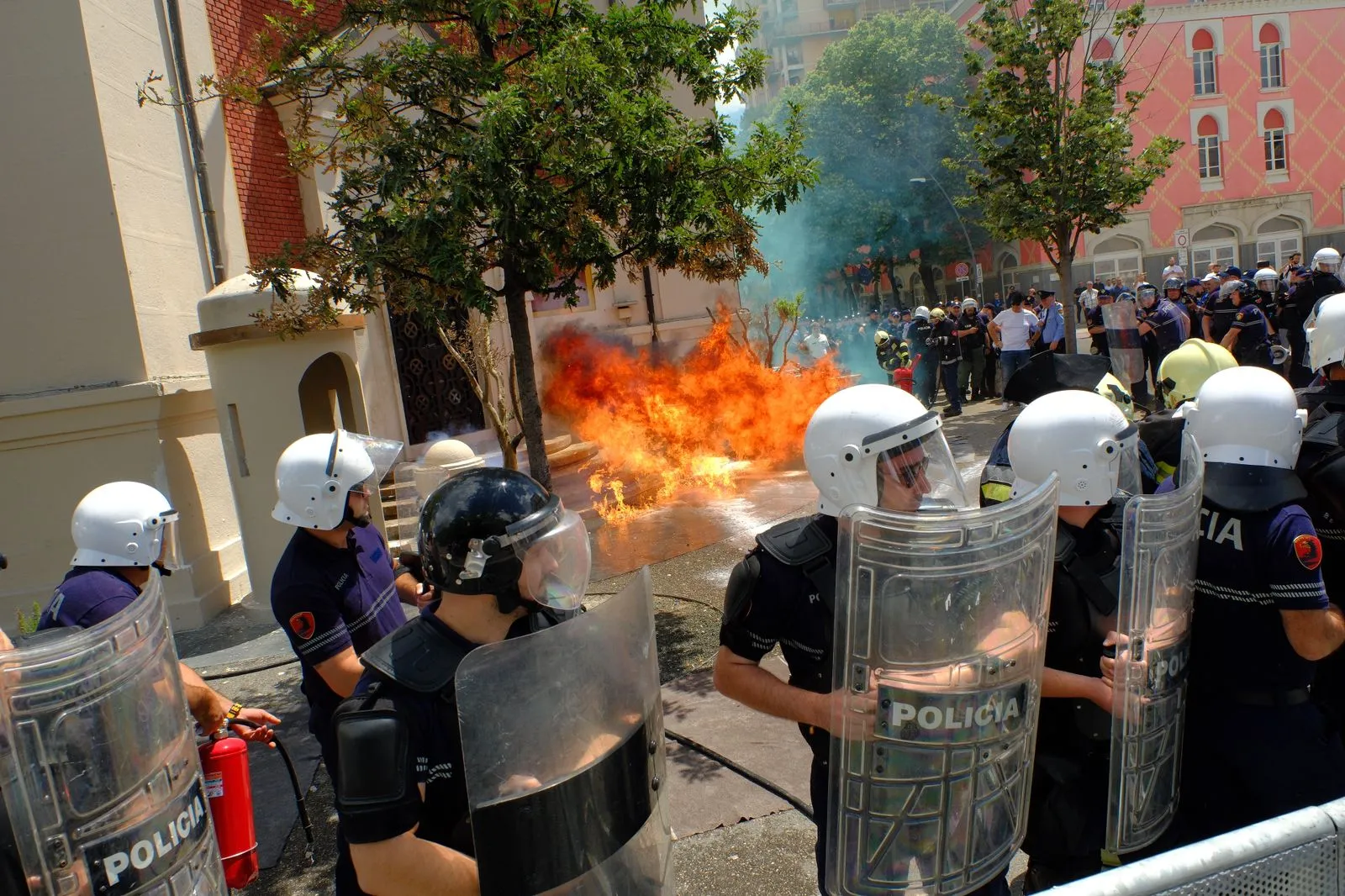 Gjykata liron 39-vjeçarin që hodhi molotov në protestën e Opozitës