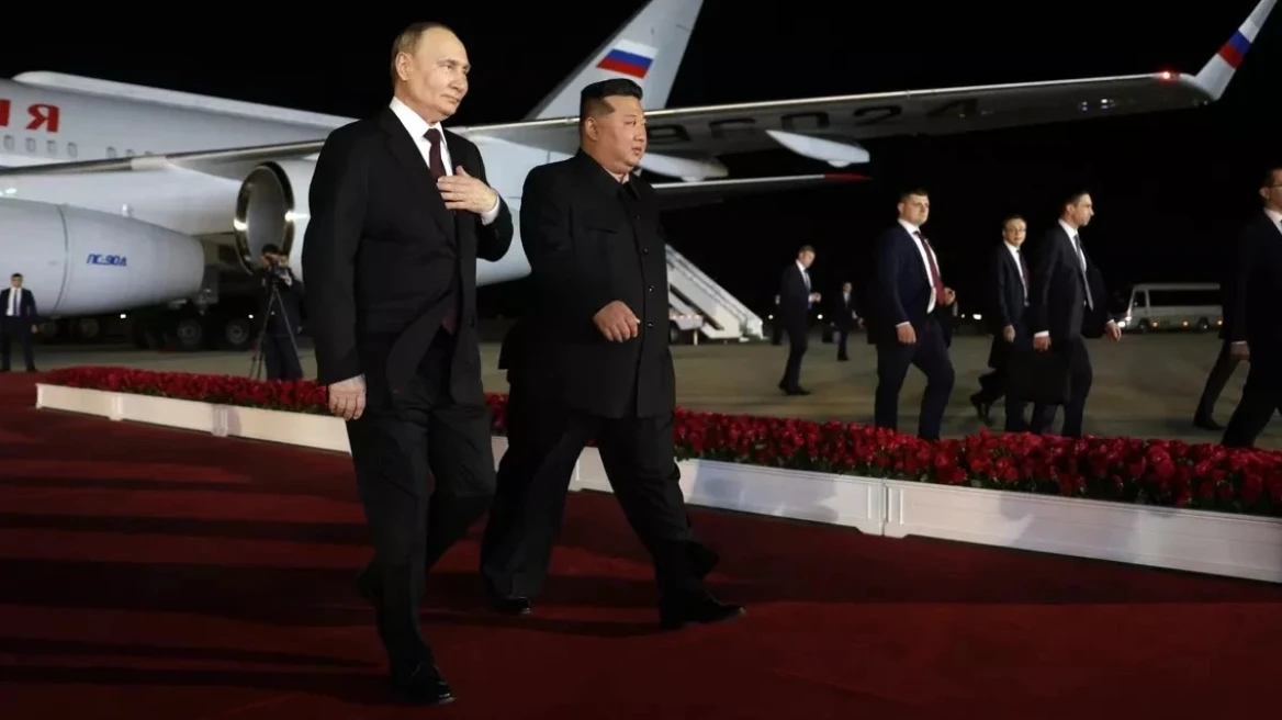 Putin dhe Kim “luftojnë” kush hyn i pari në limuzinë (Video)