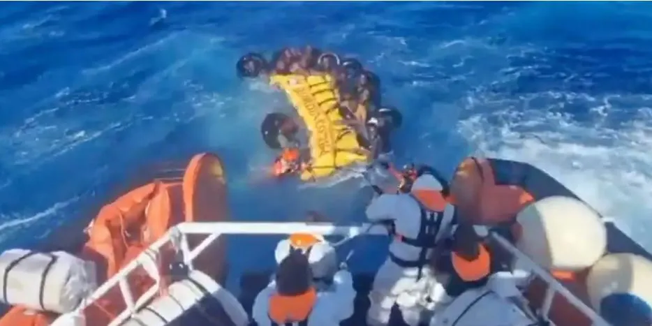 BBC: Dyshohet se i kanë marrë emigrantët nga toka dhe i kanë hedhur sërish në det.