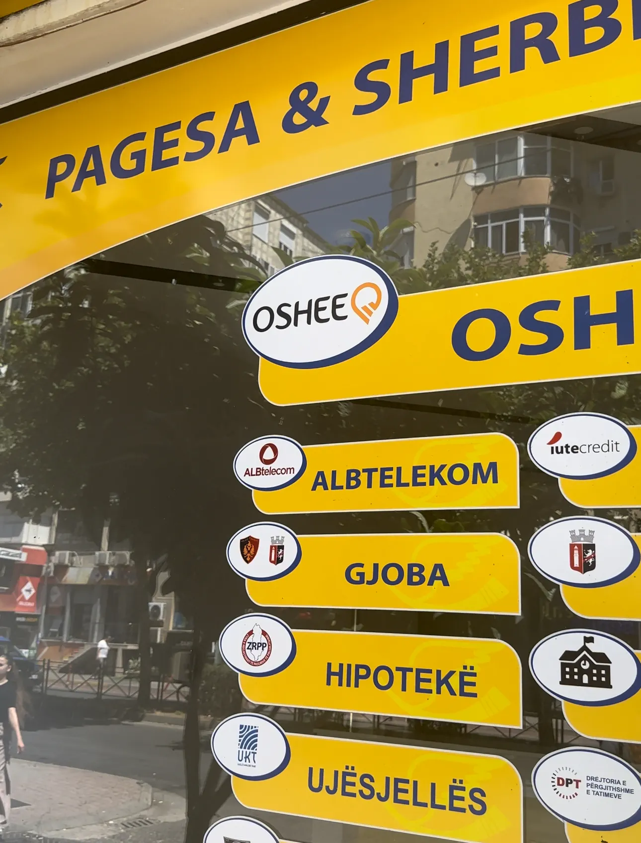 Video / Posta Shqiptare vendos rekordin: 7 ditë për të dërguar deri në Kadastër dy fatura me  shërbim të shpejtë