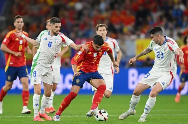 Spanja triumfon dhe i jep leksione futbolli Italisë