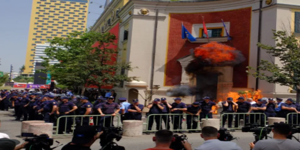 FOTO/ Nis protesta e opozitës, hidhet molotov në drejtim të bashkisë së Tiranës