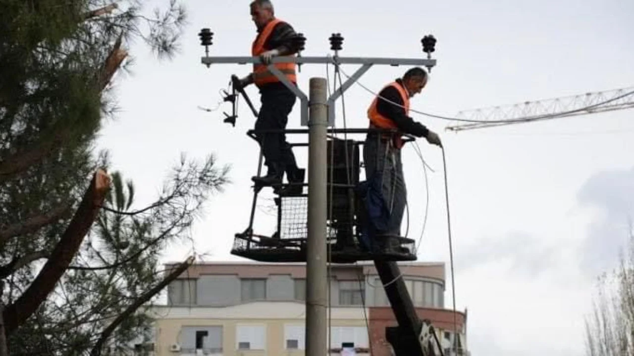 Shqipéria  pa energji elektrike, reagon OST: Defekti erdhi nga linja me Greqinë