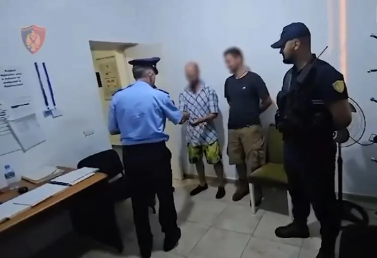 Vlorë/Vodhi turistët gjermanë, arrestohet 18-vjeçari/ Kishte bashkëpunëtor edhe një të mitur