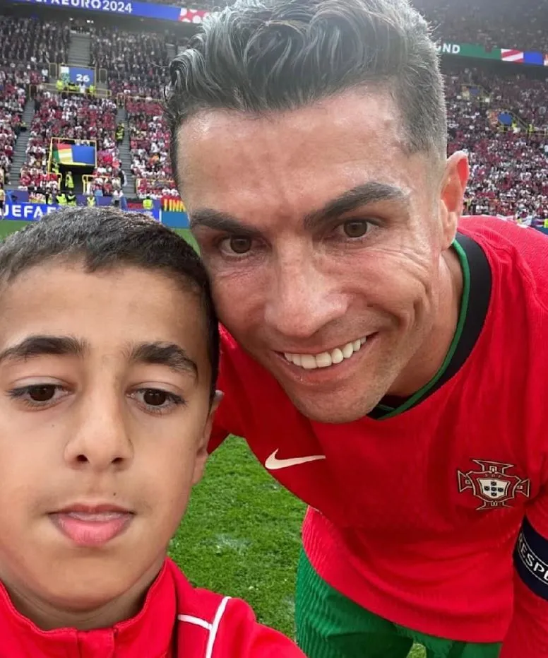 VIDEO/ Vogëlushi 10-vjeçar  që bëri selfie me Ronaldon