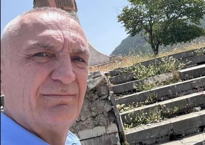 Meta “shokohet” në varrezat e Kurveleshit : Një