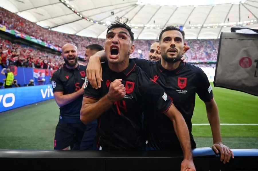 Flakadanët  e hedhur nga tifozët gjatë ndeshjes Kroaci –Shqipëri, UEFA gjobit  FSHF