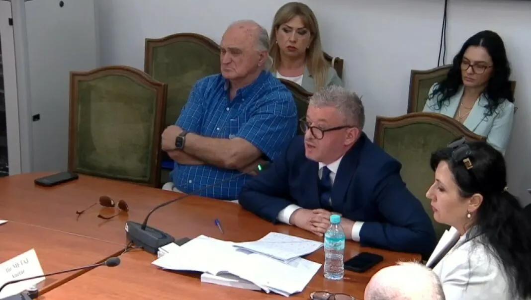 Përplasje e fortë mes Leka Bungos dhe Alfred Pezës: Të kam thënë mos pusho njerëz nga puna se do fitojnë gjyqet