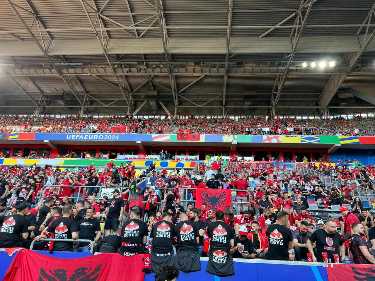 Tifozët shqiptarë pushtojnë stadiumin