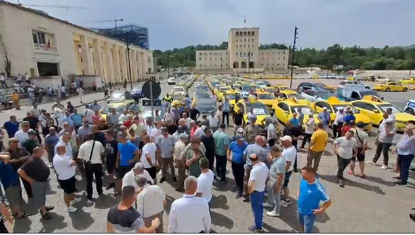 Tiranë/ Taksistët dalin në protestë, kërkojnë ulje të çmimit të karburantit dhe respektim të tarifave në shërbim