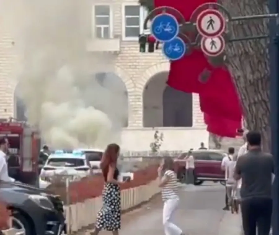 Makina përfshihet nga flakët në Bulevardin ‘Dëshmorët e Kombit’