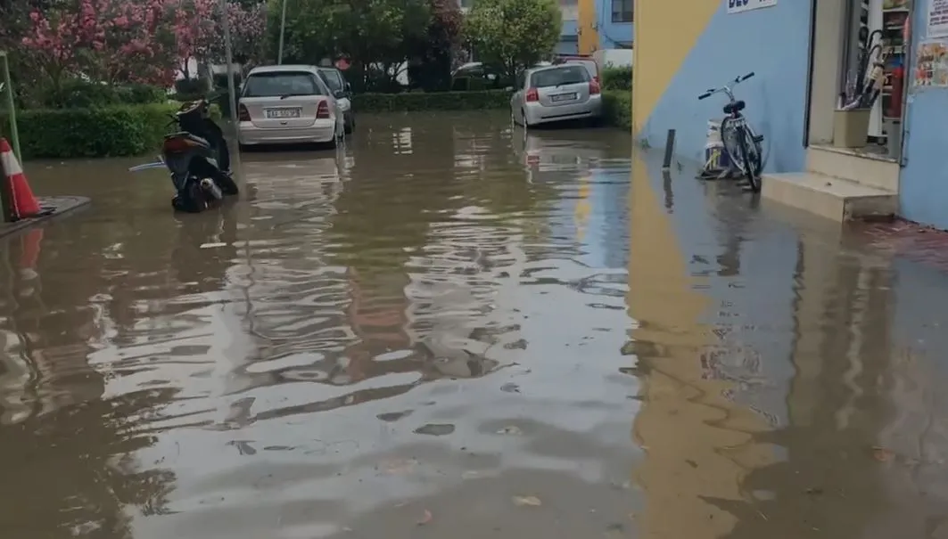 Reshje të dendura shiu në Lezhë, përmbytje në disa rrugë të qytetit Permbytje Ne Lezhe