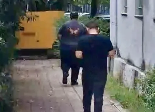 “Ik o hajdut ik”, mjeku Edmond Gashi largohet me vrap nga Gjykata (Video)
