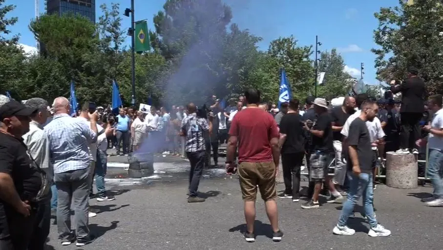 Zjarr te bashkia e Tiranës, policia përgjigjet me ujë, Këlliçi: Hajduta, bandita, mos prekni qytetarët