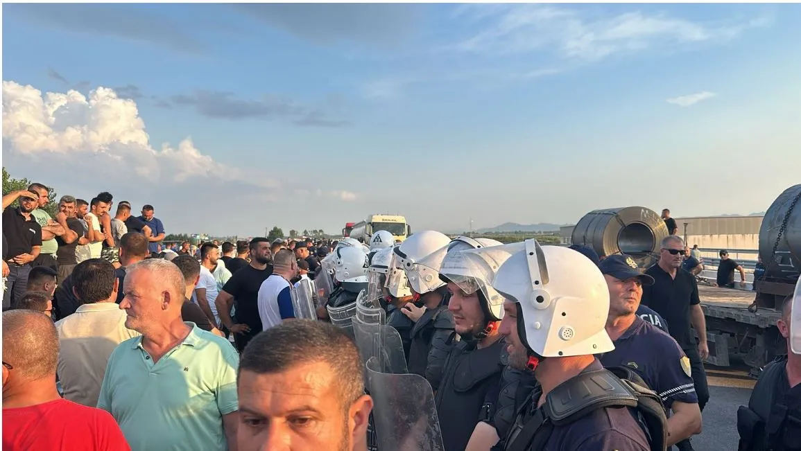 FOTO/ Policia përplaset me banorët në Thumanë-Kashar, lirohet njëri krah i autostradës
