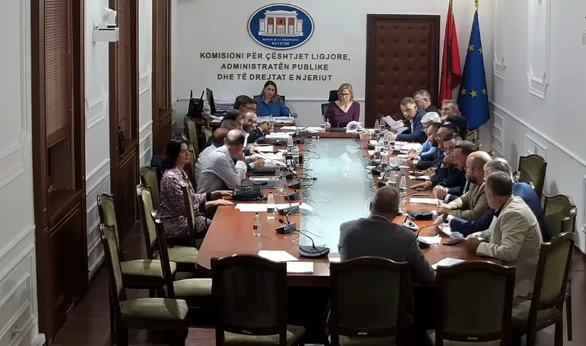 KODI ZGJEDHOR/ Maxhoranca dhe opozita votojnë pro ndryshimeve