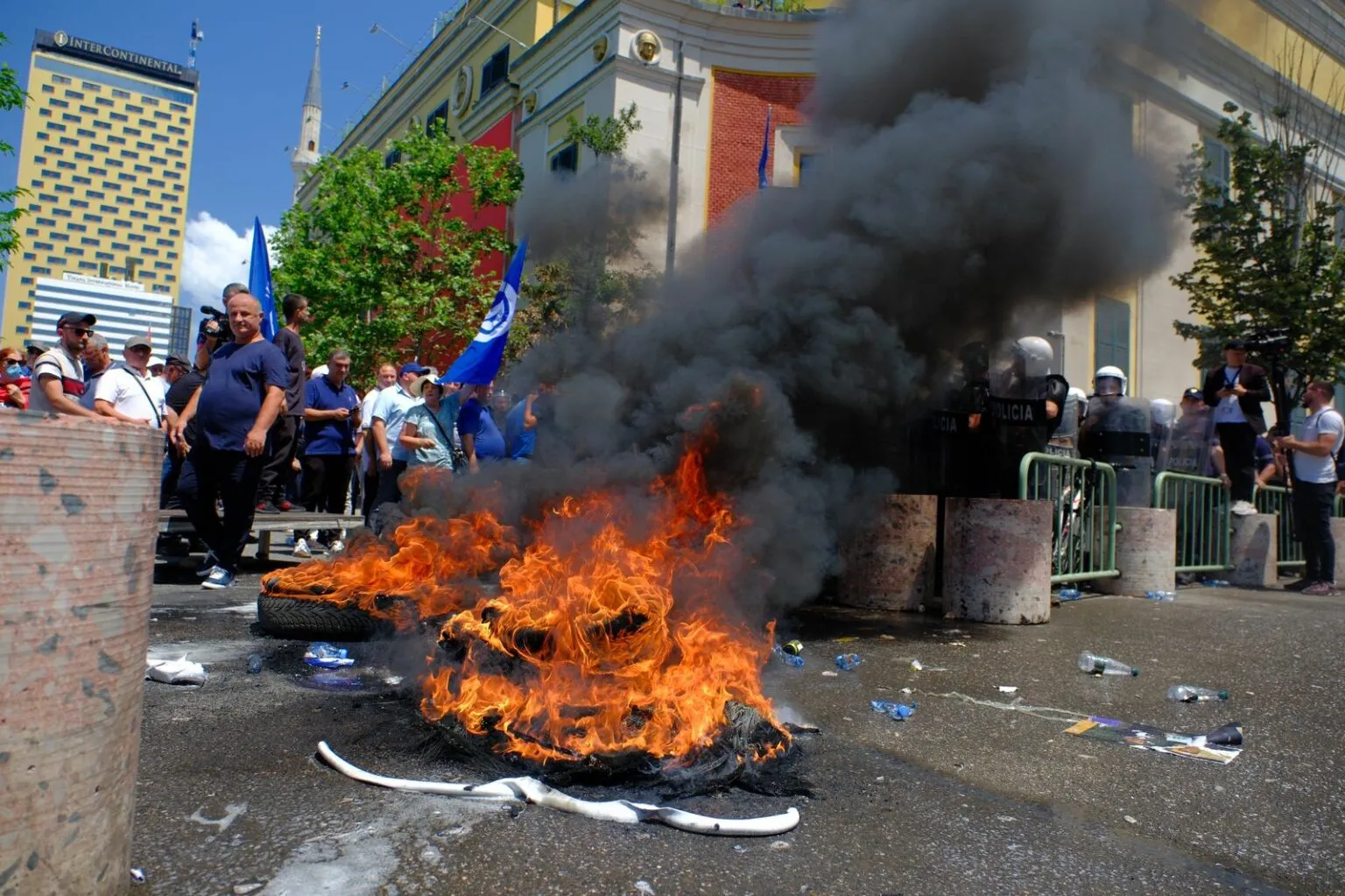 Opozitës  nis protestën para bashkisë së Tiranës