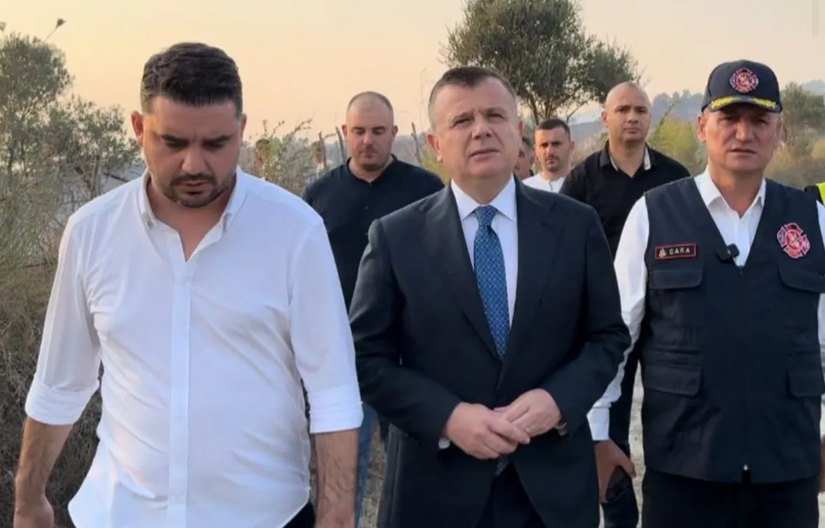 Kavajë/ Ministri Balla në terren për të ndjekur nga afër operacionin, me kryebashkiakun e PD