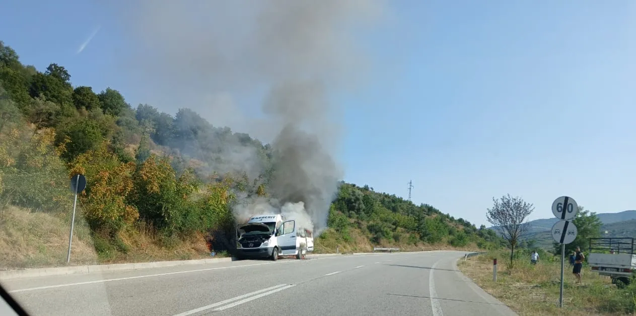 Mallakastër/ Përfshihet nga flakët furgoni në ecje , dyshimet e policisë