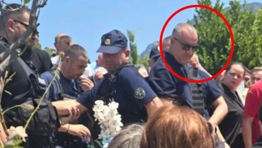 Dritan Dajti lë qelinë, nën masa të rrepta sigurie merr pjesë në varrimin e nënës së tij!