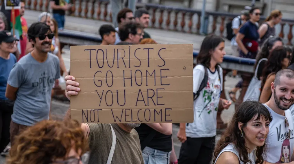 Turistë, shkoni në shtëpitë tuaja, nuk jeni të mirëpritur në Europë!