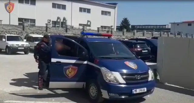 Shkodër/ Hodhi lëndë plasëse në hyrjen e një banese, policia identifikon njërin nga autorët e dyshuar të ngjarjes