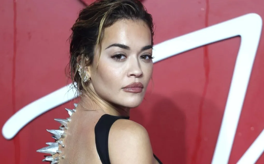 Rita Ora shtrohet në spitalin e Budapestit dhe anulon paraqitjen në festival!