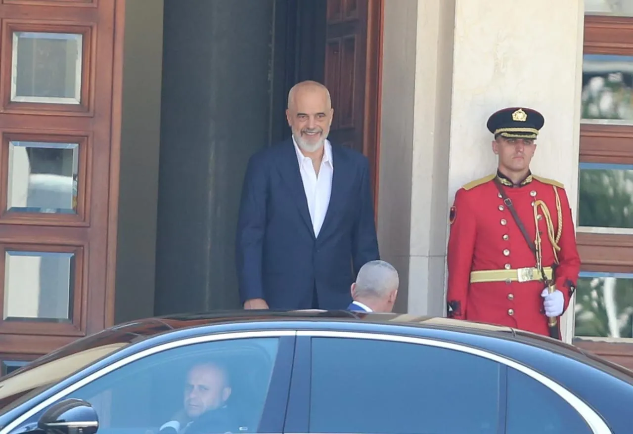 Rama largohet i buzëqeshur nga Presidenca pas 15 minutave, që paraqiti ndryshimet në qeveri